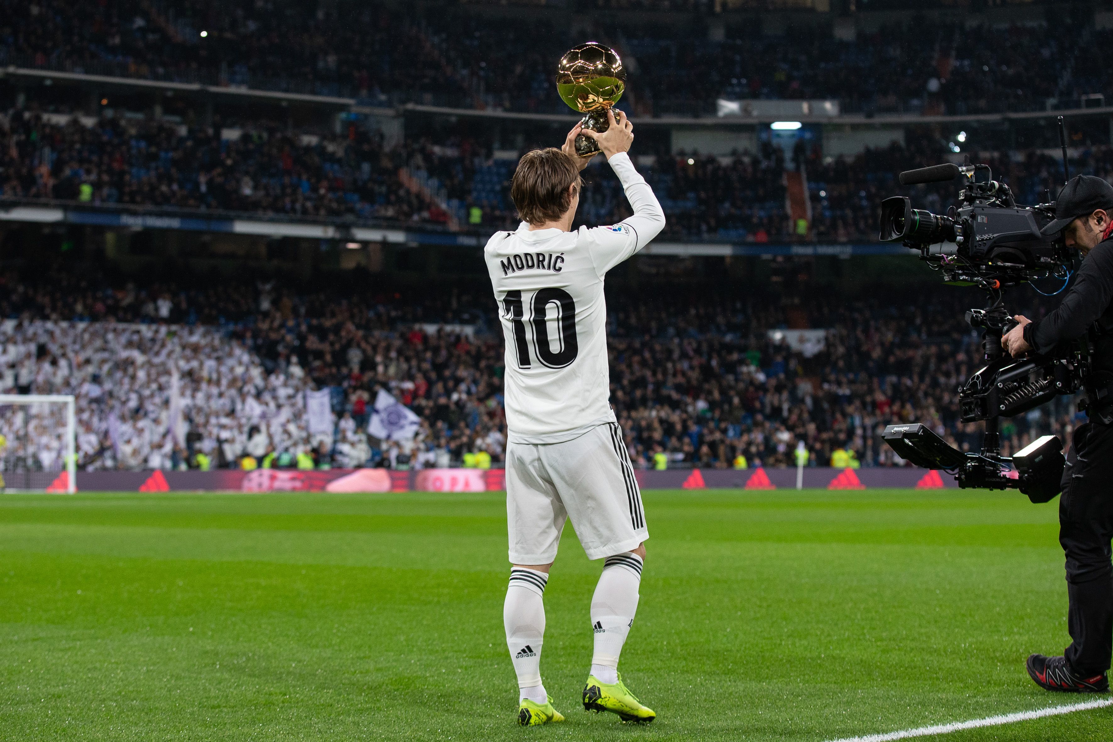 LPL史上最没有悬念的让二追三，国产中单还得看他，暴打世界冠军